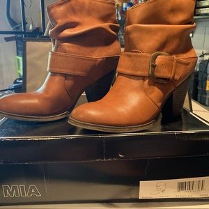 MIA Ladies heeled boots with box